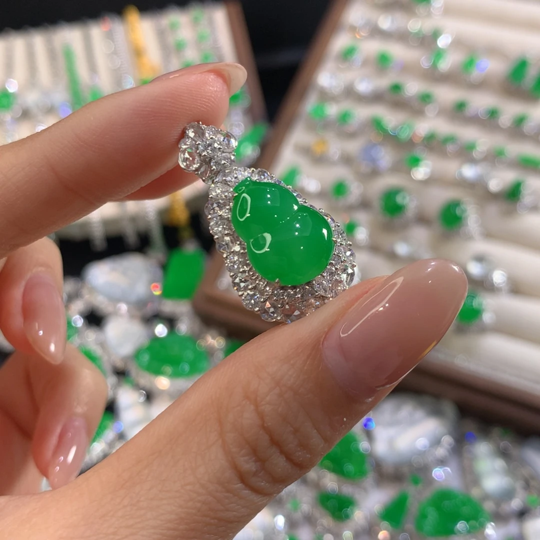 翡翠18K金镶嵌颈饰葫芦