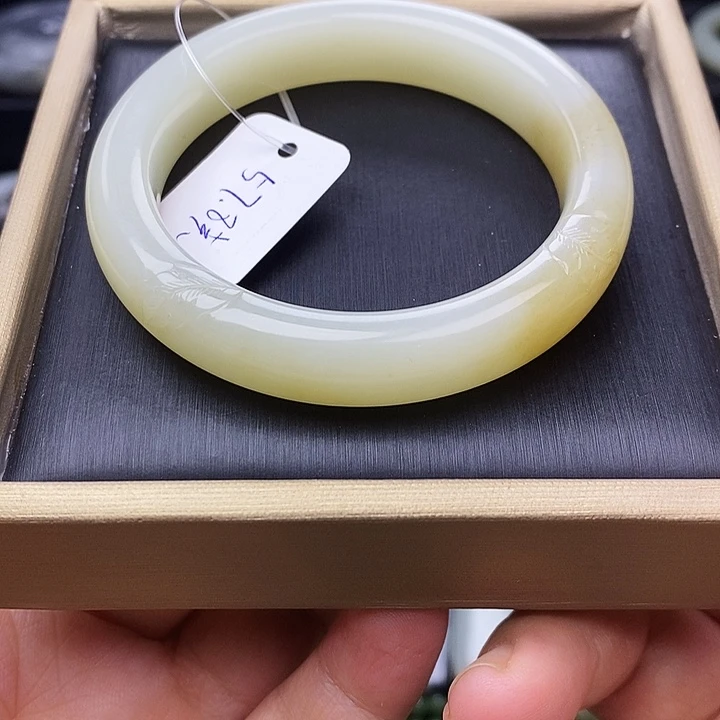 带***风和田玉未镶嵌手镯