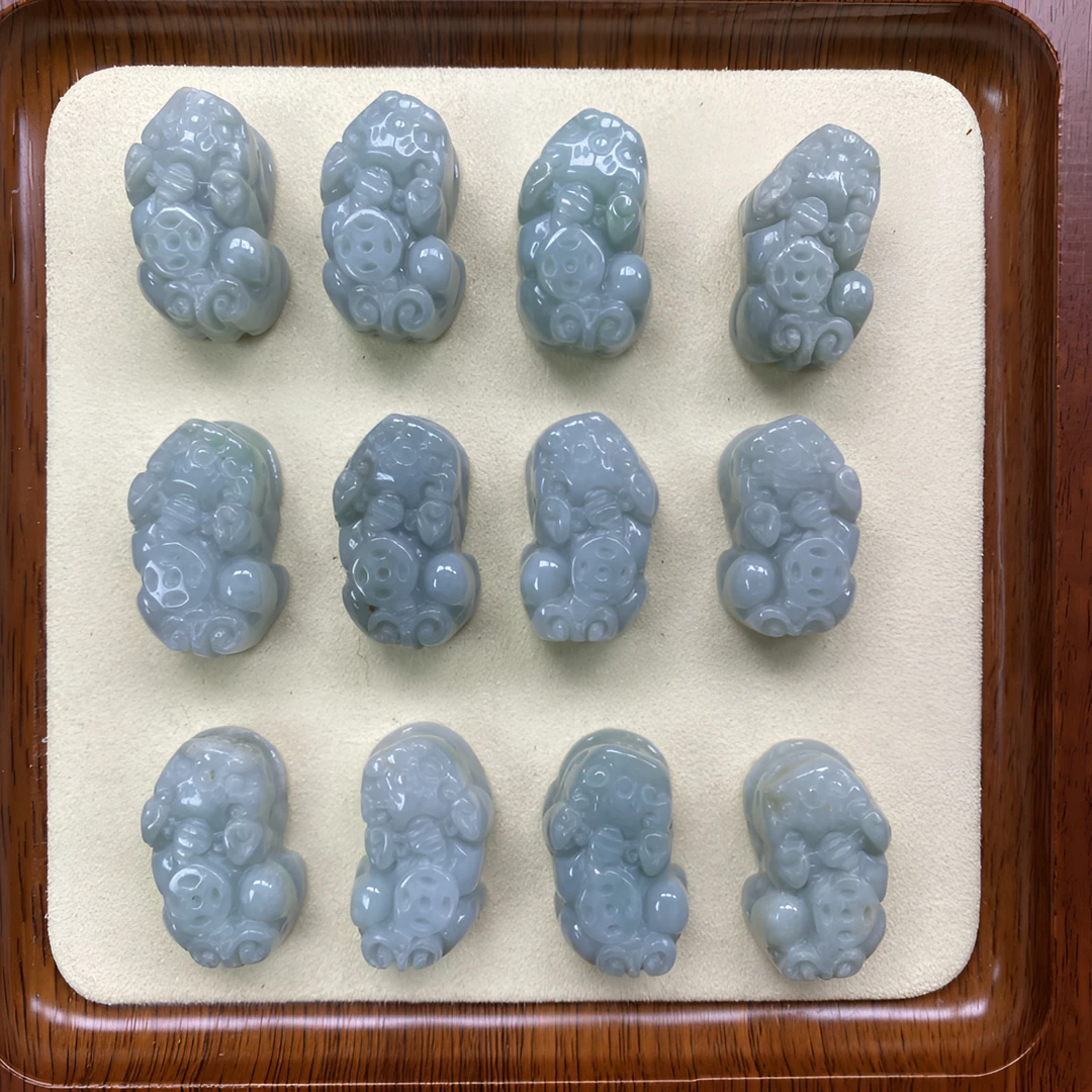 天然A货翡翠双孔小貔貅卡25+