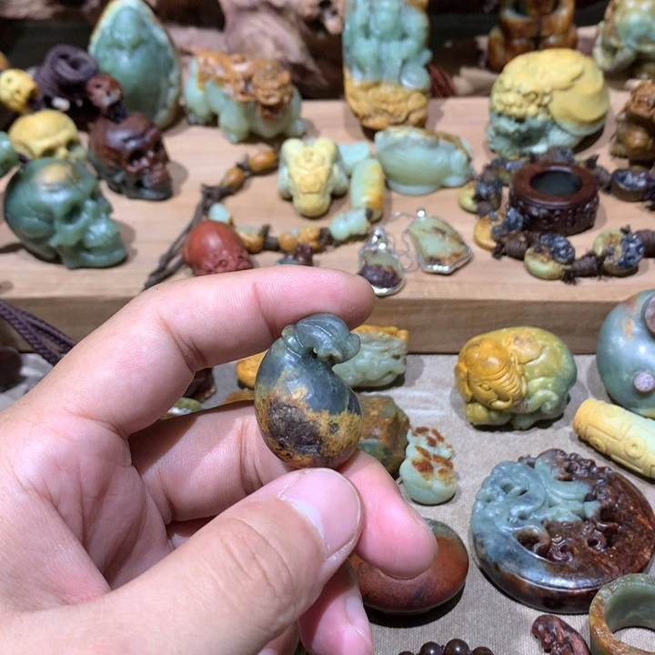 未镶嵌岫岩河磨玉（透闪石质玉）挂件