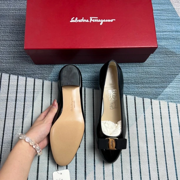 未使用 FERRAGAMO/菲拉格慕 黑色低跟鞋三六半码