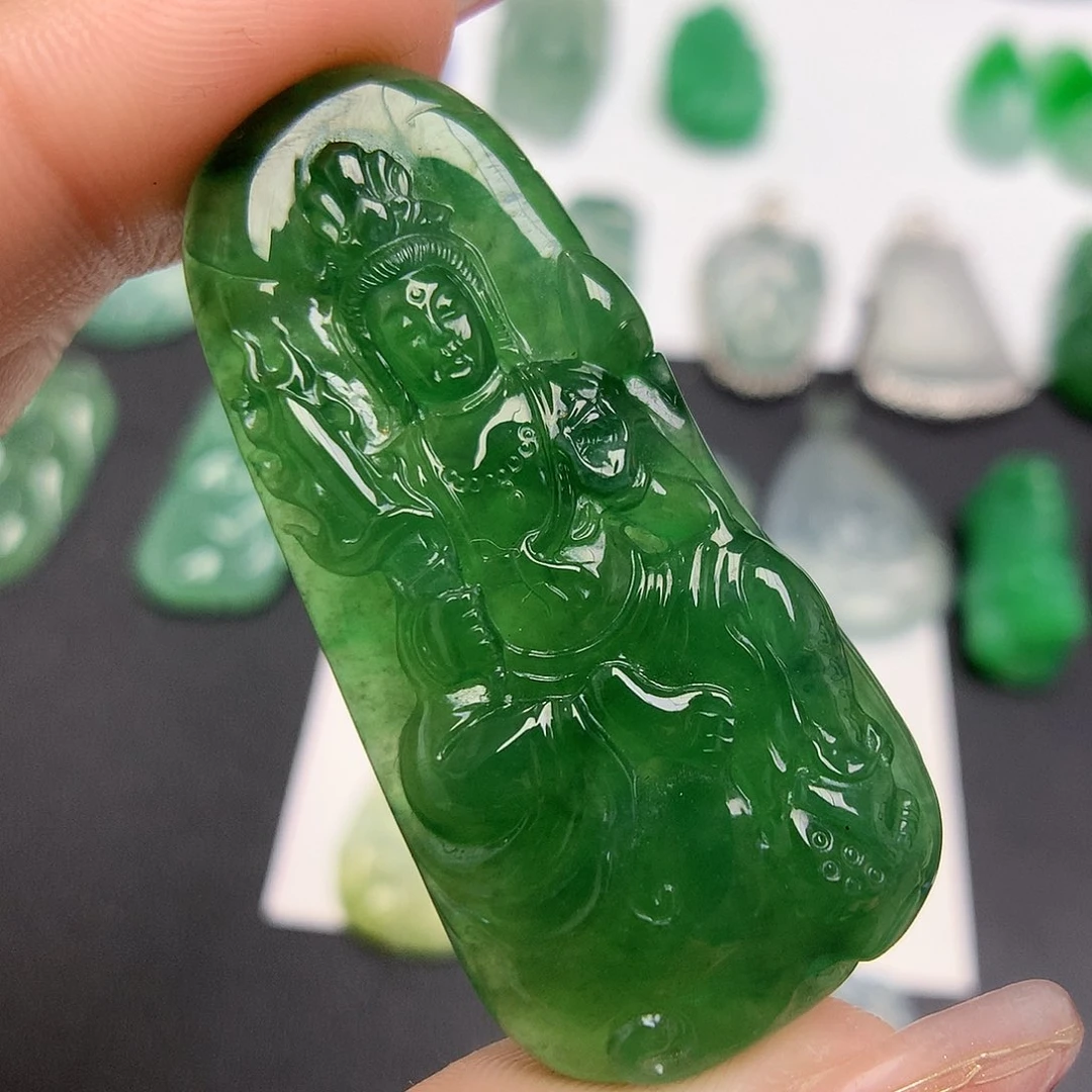 翡翠颈饰未镶嵌虚空