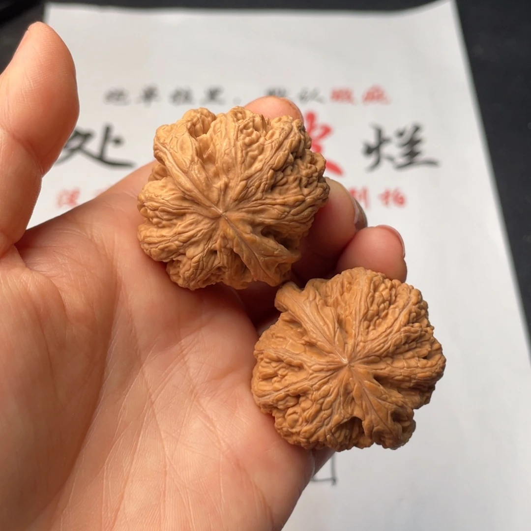 文玩核桃吊坠160。40粗筋有黄