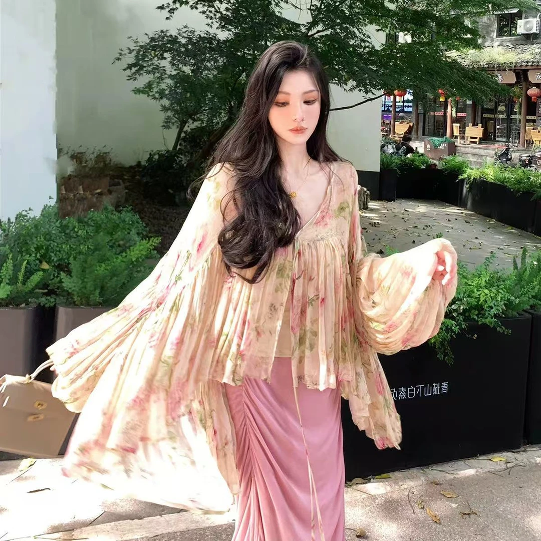 入春搭配一整套大码胖mm碎花上衣吊带连衣裙减龄漂亮海边度假套装