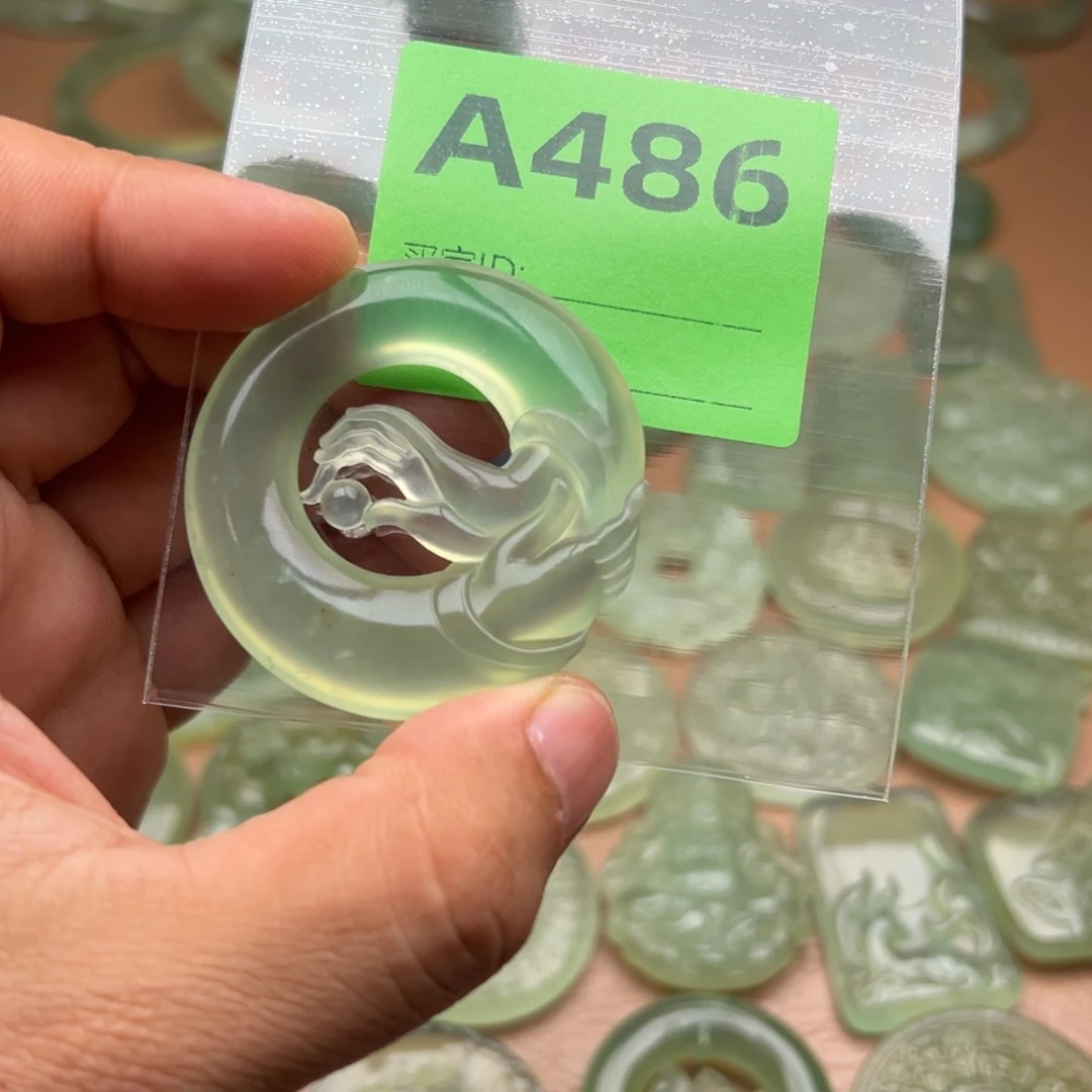 师***行蛇纹石玉未镶嵌颈饰