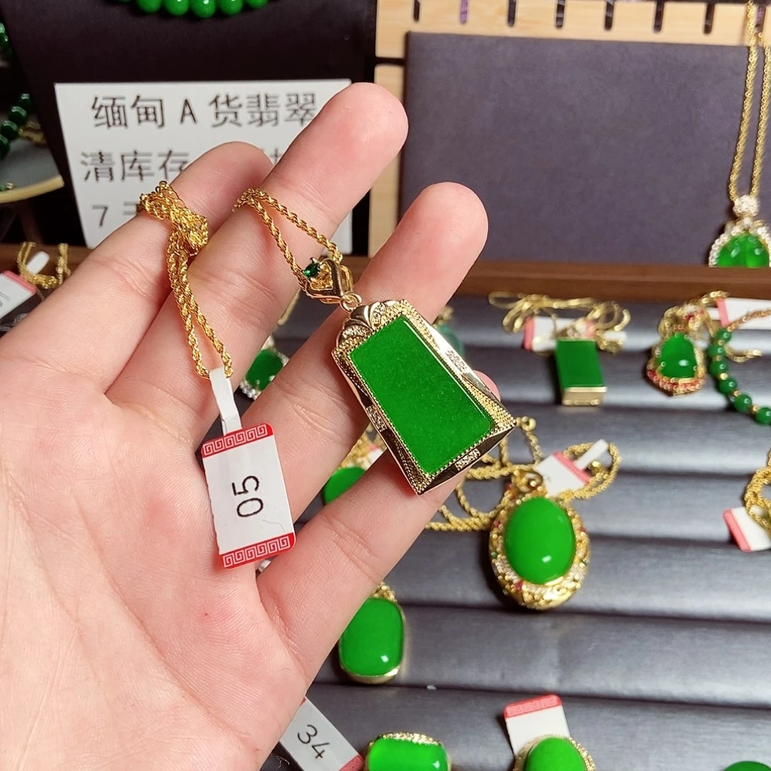 颈饰18K金镶嵌翡翠02变色一个月可退