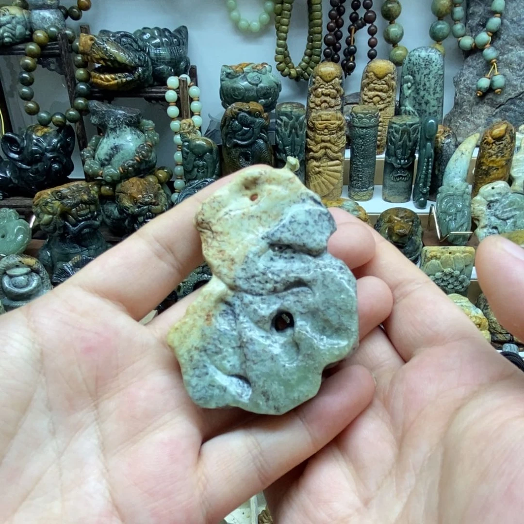 未镶嵌岫岩河磨玉（透闪石质玉）把件