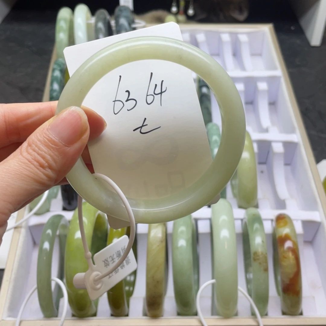宝***茶未镶嵌蛇纹石玉手镯