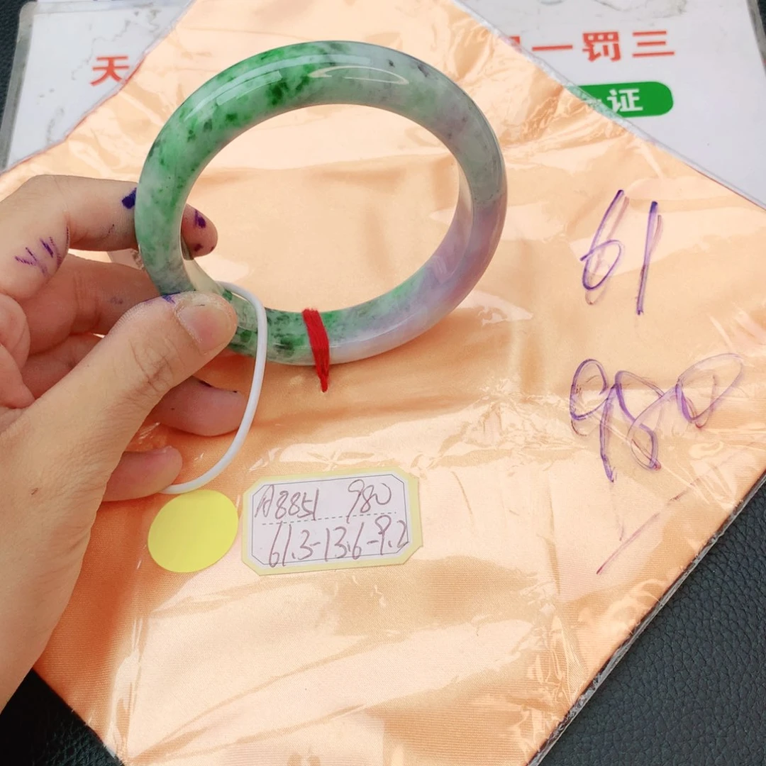 翡翠手镯未镶嵌翡翠