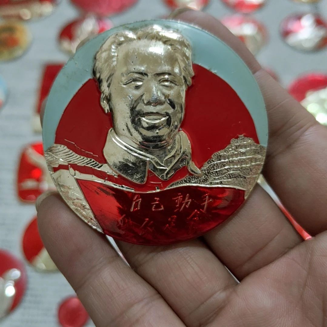 江***山其他普通金属圆形红色人物像章