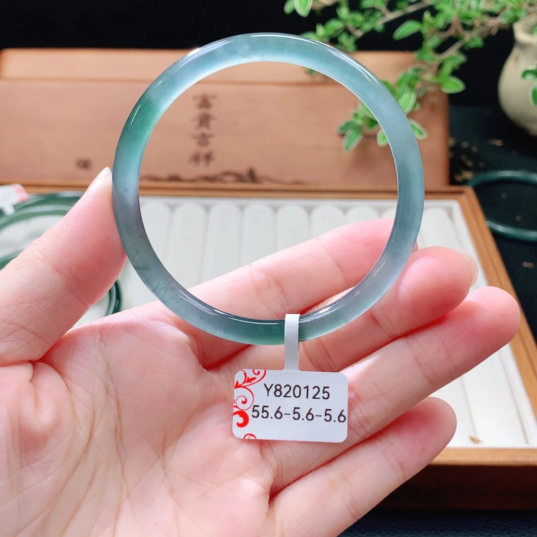 翡翠未镶嵌手镯（圆镯）