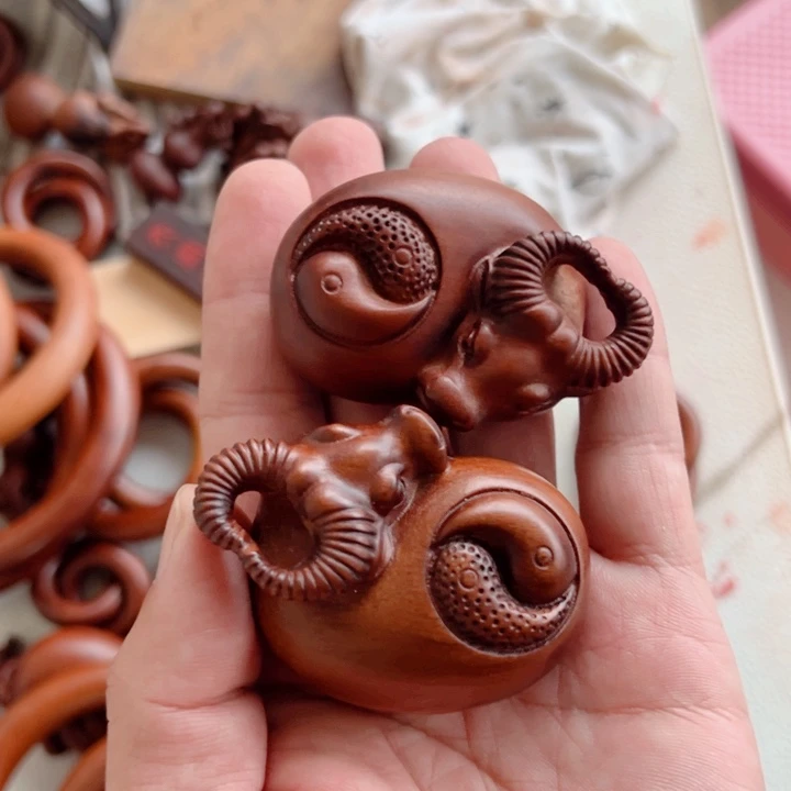 女***女枣木枣木老料手把件牛一对