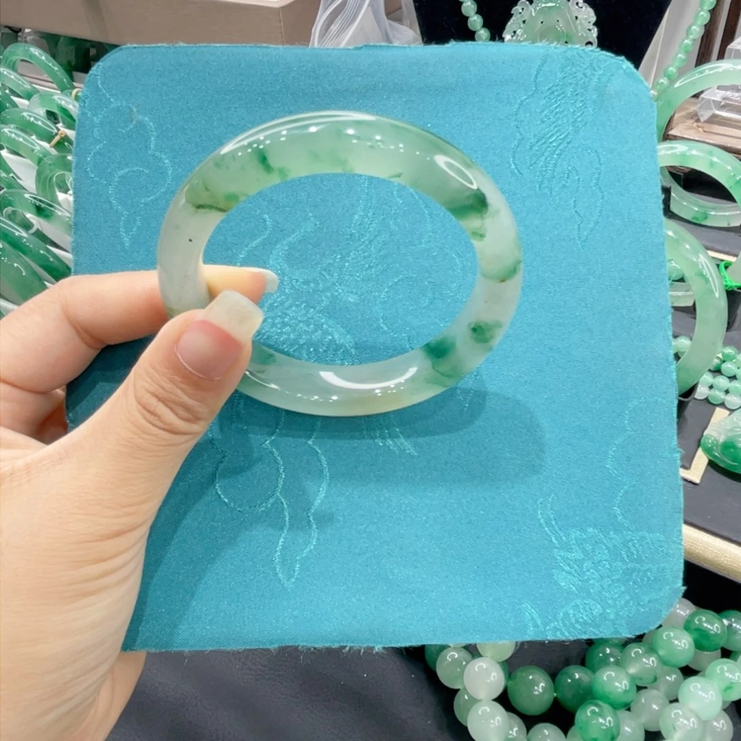 石英质玉（非洲翠）手镯未镶嵌
