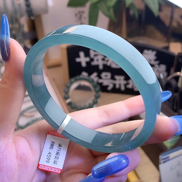 吉****未镶嵌手镯翡翠68