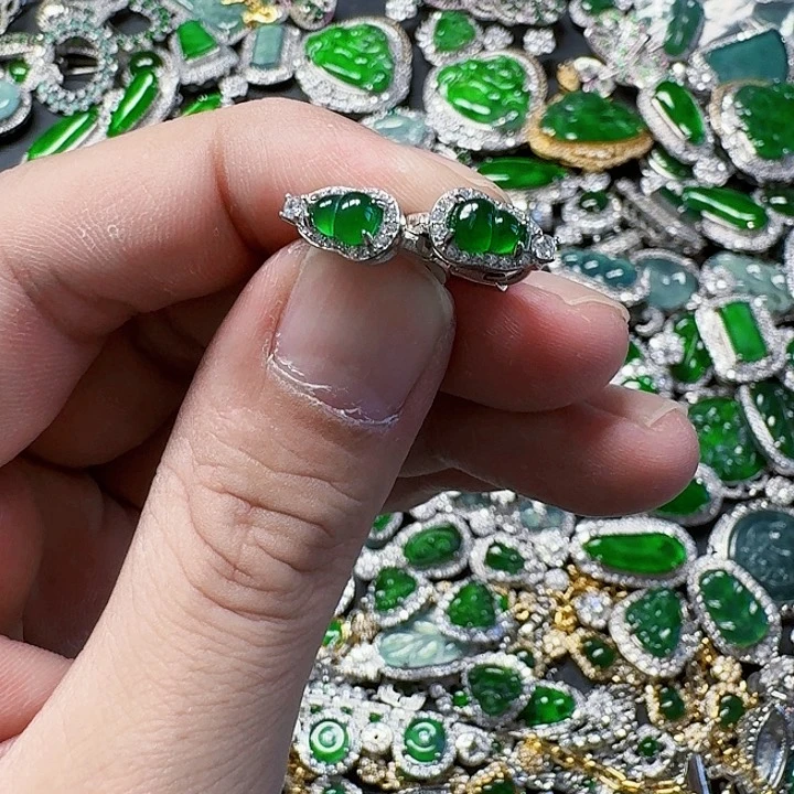 翡翠颈饰未镶嵌天然A货翡翠放漏