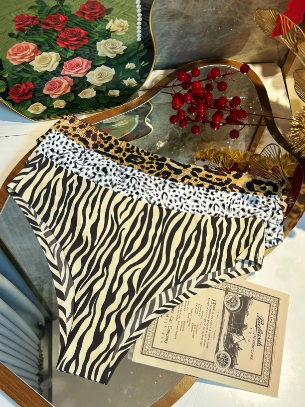 性感豹纹冰丝无痕内裤女运动健身一片式隐形三角裤