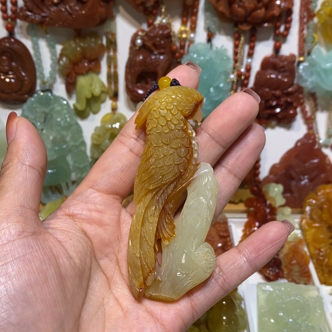 发***财未镶嵌蛇纹石玉颈饰