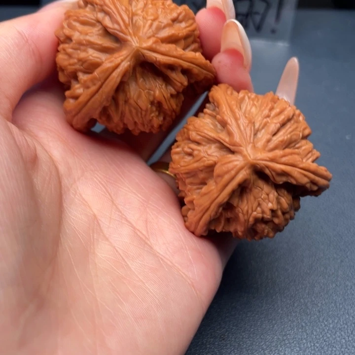 给***烟文玩核桃吊坠白狮子