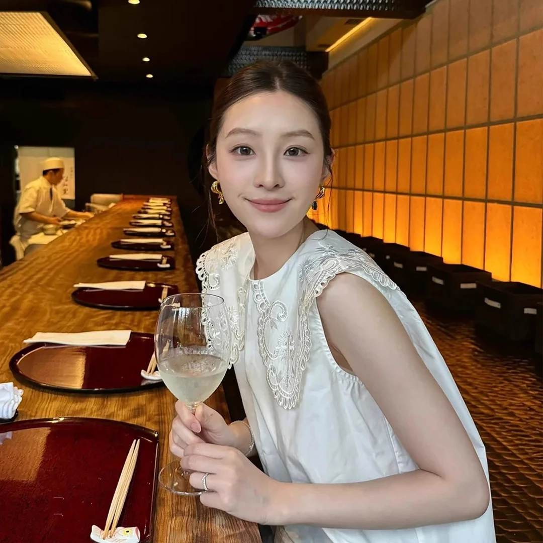 白色重工镂空娃娃领背心衬衫女2025年高级感独特别致绝美无袖上衣