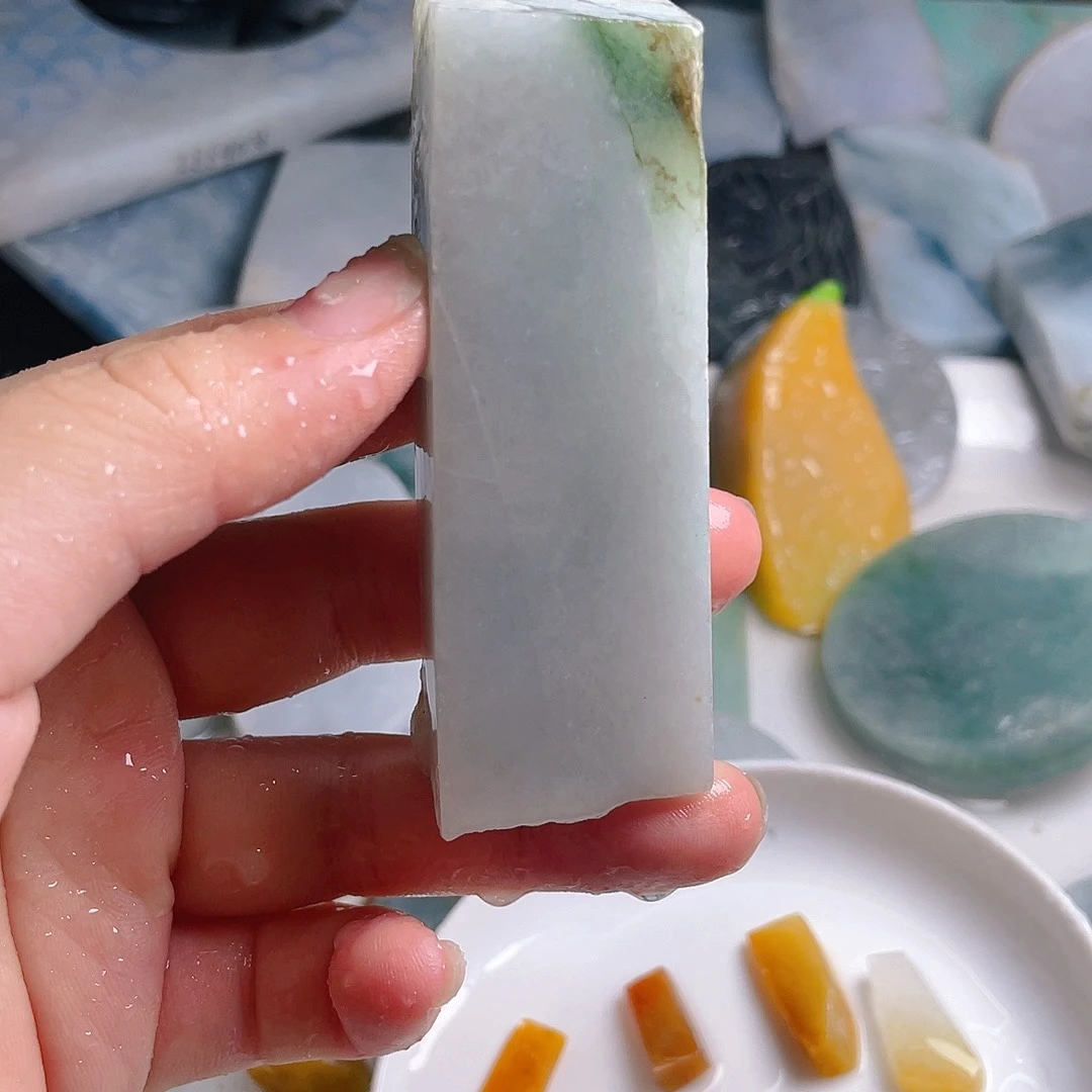 颈饰未镶嵌翡翠。