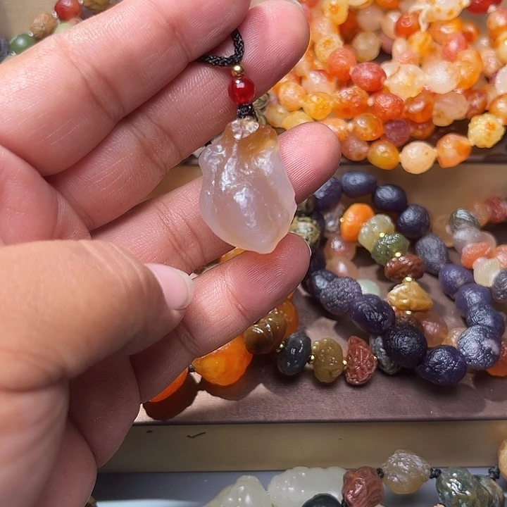 阿拉善彩玛瑙吊坠