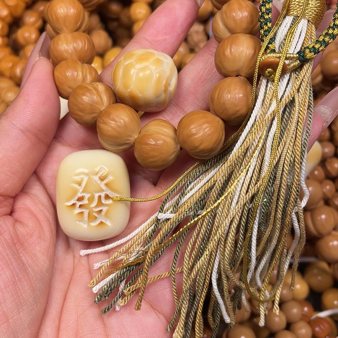 木l***够猴头核桃微瑕大屁桃加配饰串手持