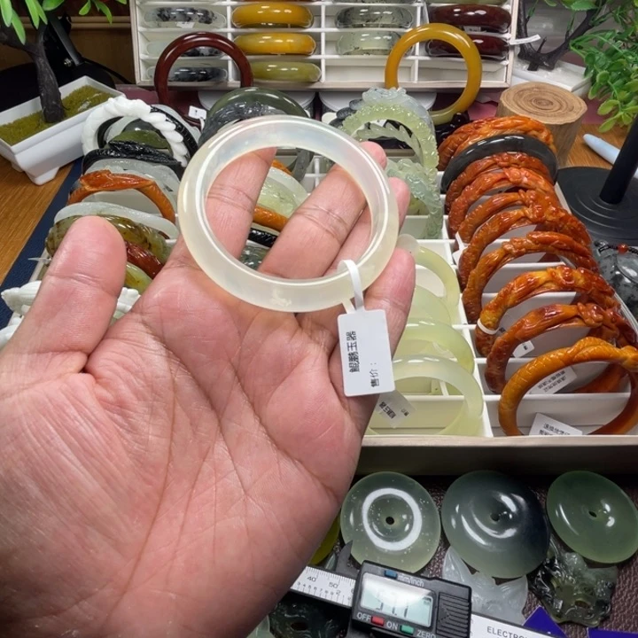 蛇纹石玉未镶嵌手镯S****娃