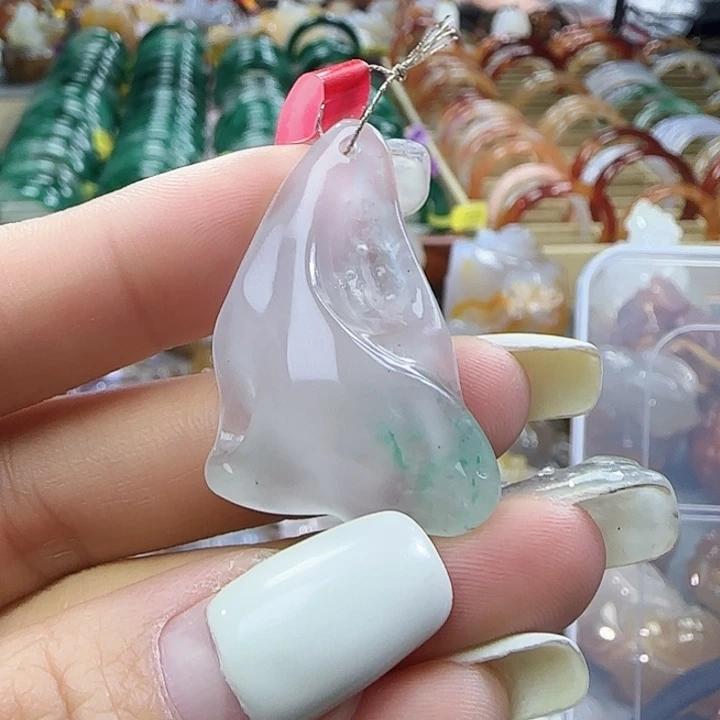 石英质玉合金吊坠