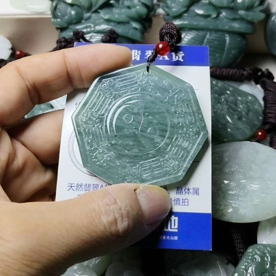 翡翠未镶嵌颈饰挂件