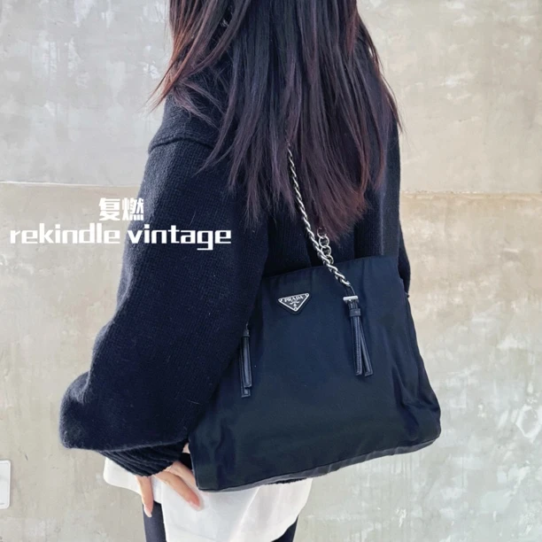 95新 Prada/普拉达 复燃精选/黑银降落伞链条包