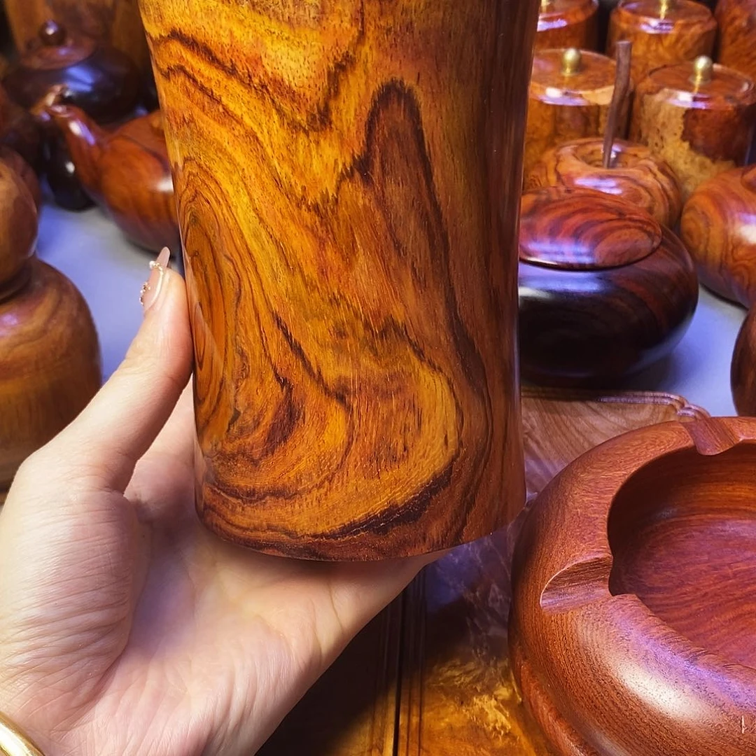 木丹***方黄花梨木笔筒特价处理