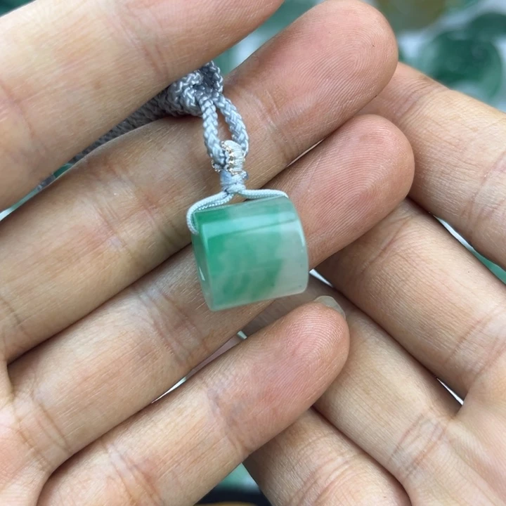 颈饰未镶嵌石英质玉