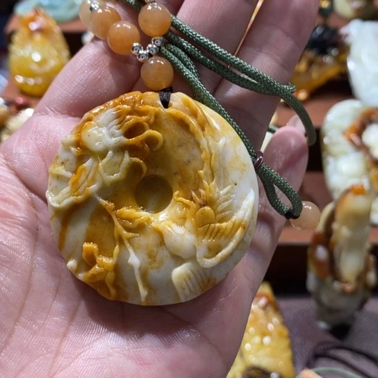 蛇纹石玉未镶嵌颈饰