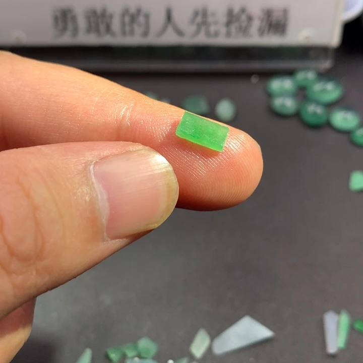 定制翡翠未镶嵌材料定制