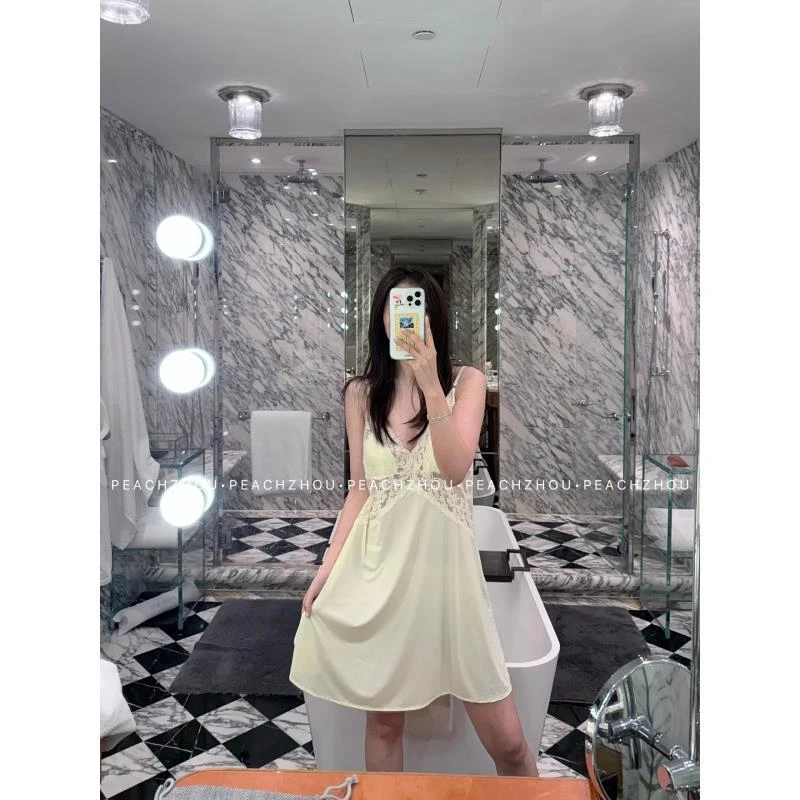 『PEACHZHOU』法式蕾丝镂空胸垫一体轻熟纯欲性感宽松V领吊带睡裙女