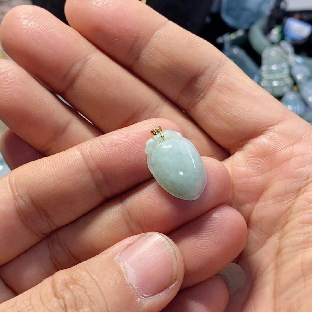 翡翠18K金镶嵌颈饰天然缅甸翡翠A货绿福瓜
