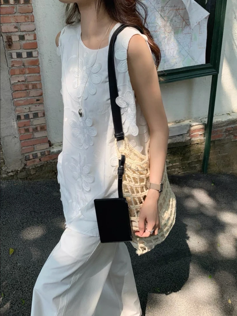 818法式立体花朵无袖衬衫女夏季新款设计感重工刺绣钉花圆领上衣