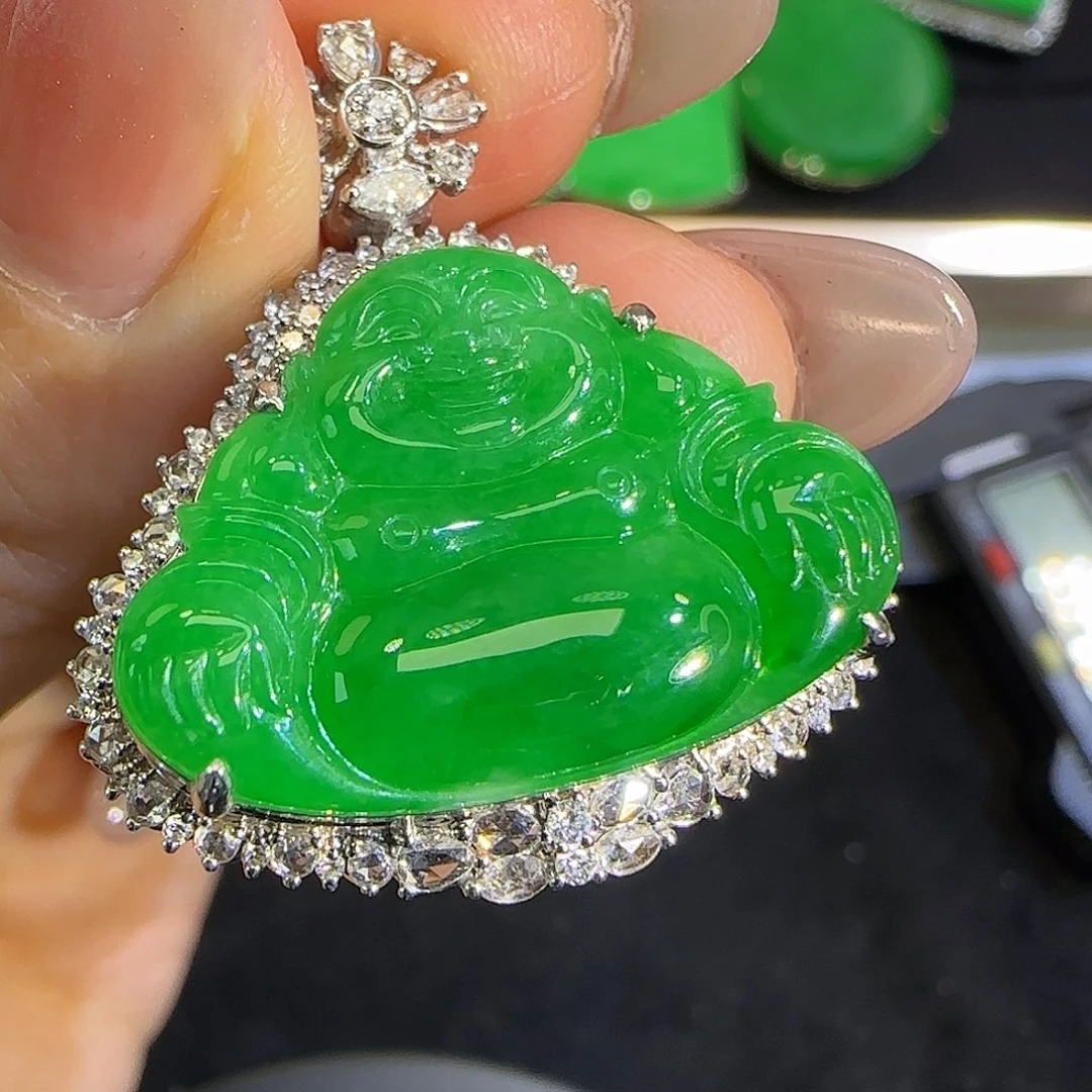 翡翠颈饰18K金镶嵌。