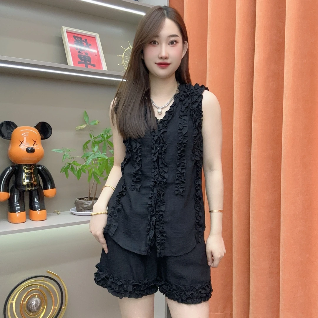 夏季新款重工木耳边V领显瘦马甲搭配短裤女套装