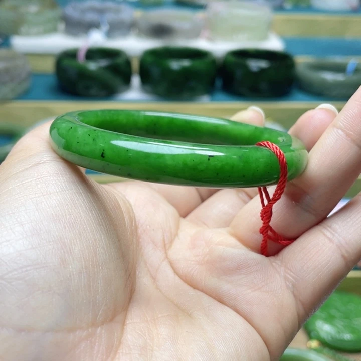 和田玉手镯57圈口。编号53未镶嵌