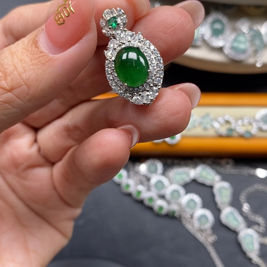 翡翠颈饰未镶嵌呵****?翡翠