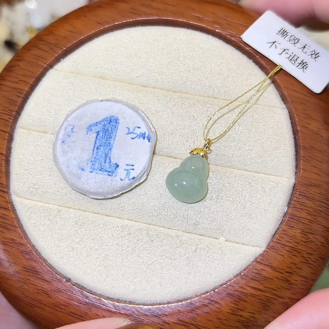 翡翠18K金镶嵌颈饰葫芦