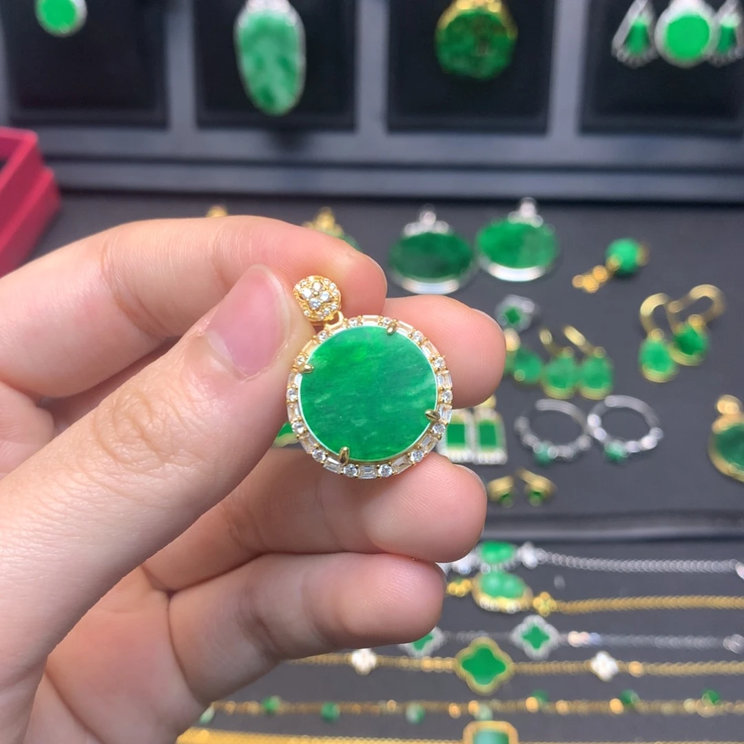 翡翠未镶嵌颈饰有纹裂