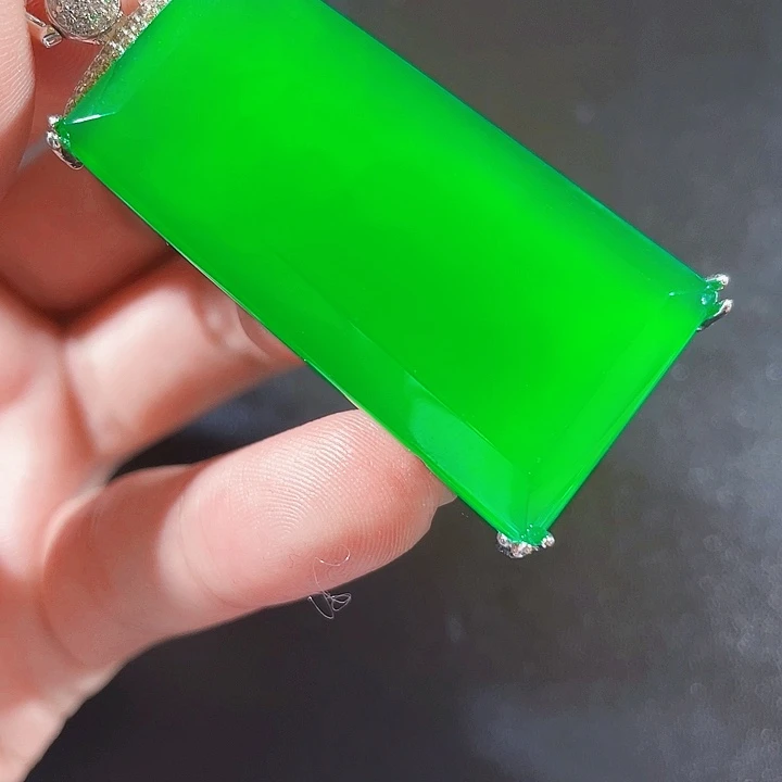 只买单纯的吊坠，没带链子，属的性质。无