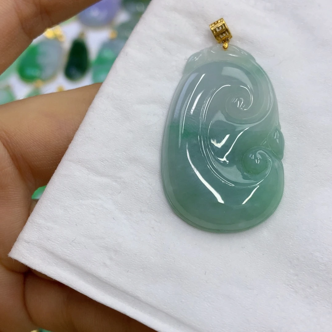 翡翠18K金镶嵌颈饰