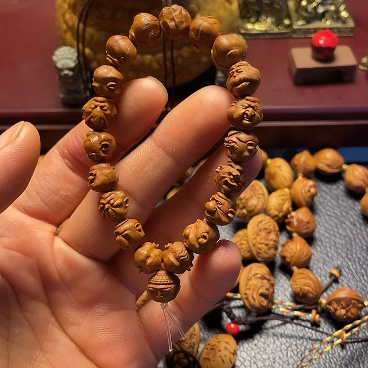 龙纹桃核雕刻怪脸罗汉
