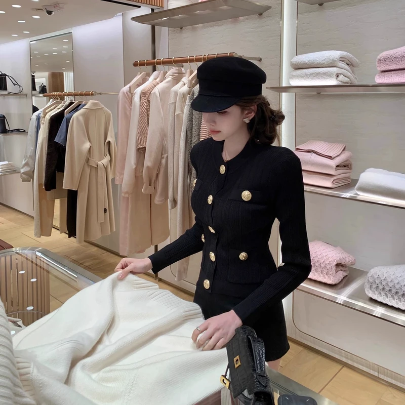 “Balm*in名媛私服”早春精致出片款 氛围感重工金属扣垫肩上衣