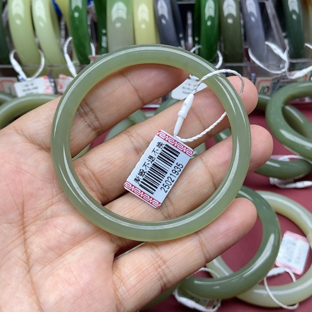 和田玉手镯未镶嵌老*姐