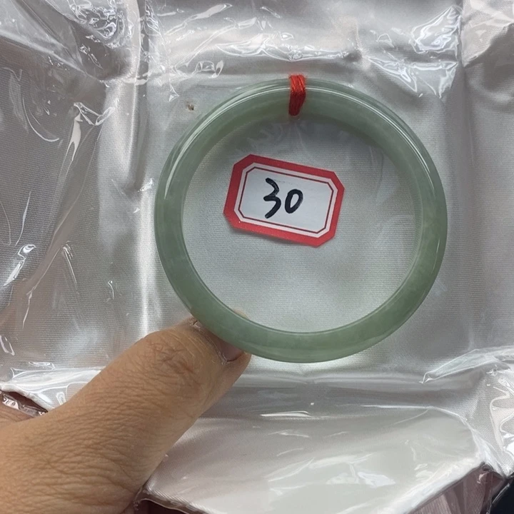 翡翠手镯未镶嵌?**翡翠