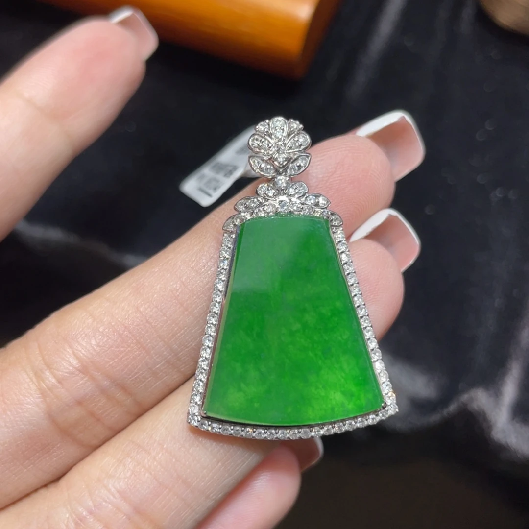 翡翠18K金镶嵌颈饰天然缅甸翡翠